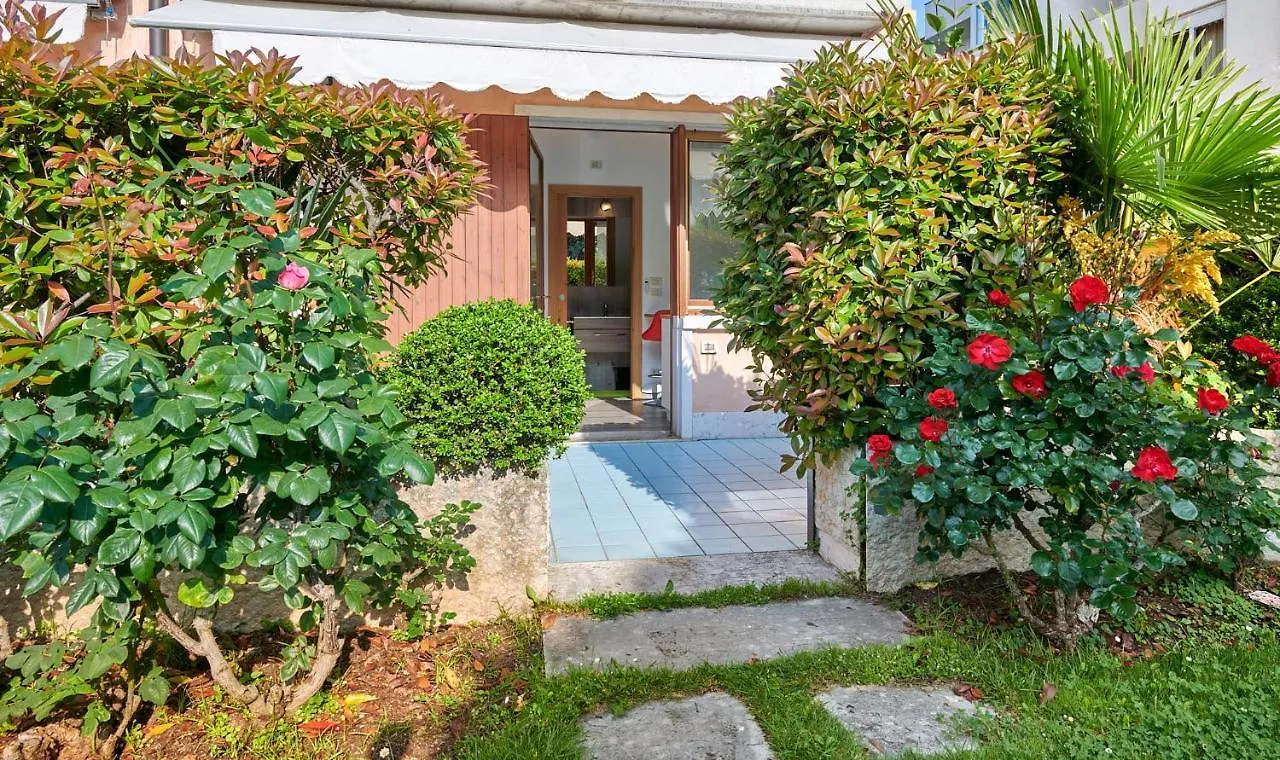 Apartment Front Lake Studio With Loft Bed And Pool Bardolino