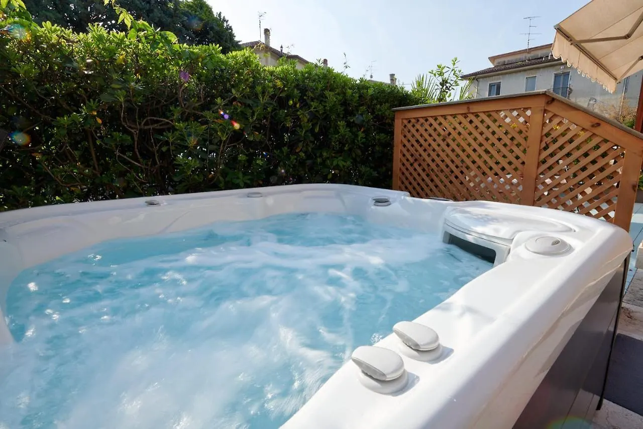Front Lake Studio With Loft Bed And Pool Bardolino 0*,  Italy