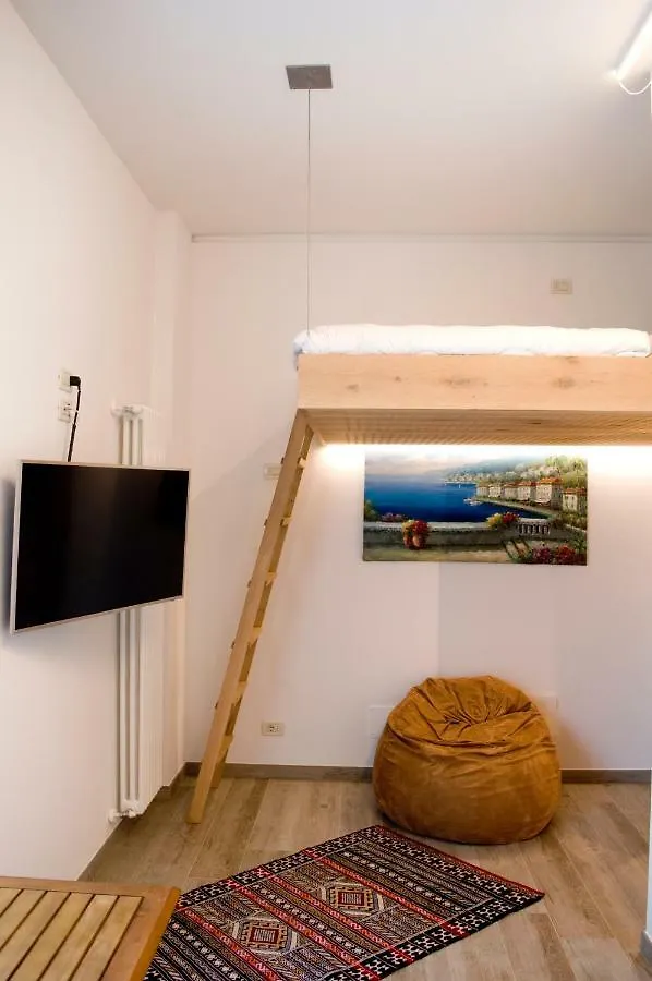 Front Lake Studio With Loft Bed And Pool Bardolino Apartment