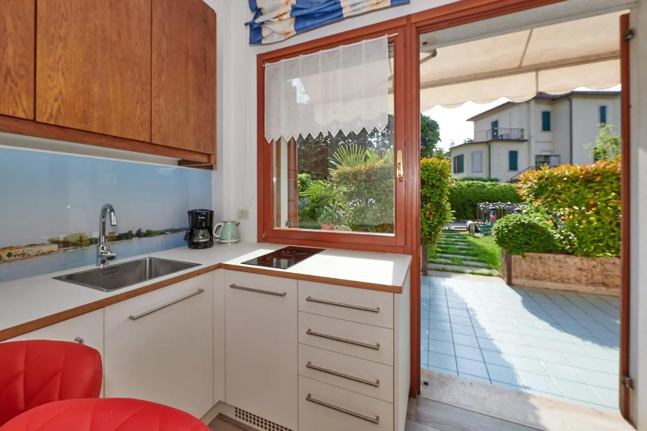 Front Lake Studio With Loft Bed And Pool Bardolino Apartment